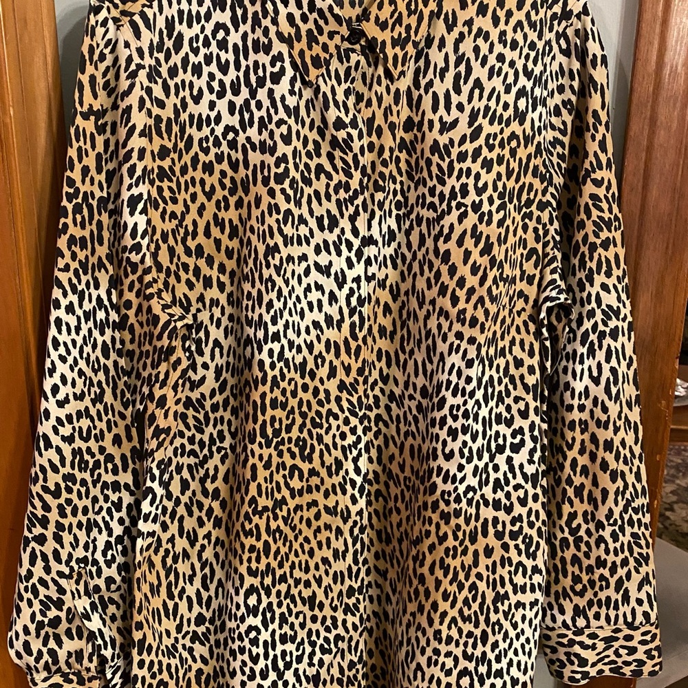 NWOT CHICOS NO IRON LEOPARD SHIRT